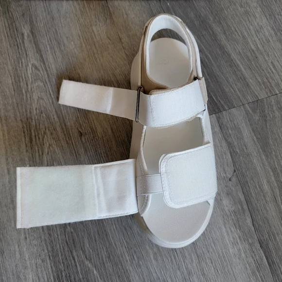 UGG LA Cloud Strap Sandal - Picture 7 of 9